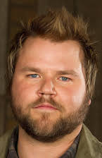 Tyler Labine como 