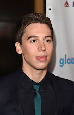 Jordan Gavaris som 