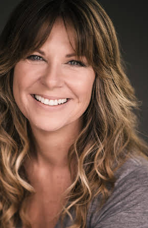 Mo Collins as 