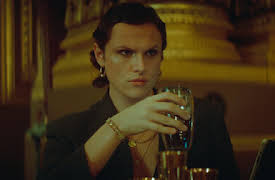 Furien: Brustet hjärta > kula i huvudet