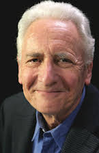 Corey Fischer como Mr. Elliott