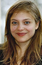 Lizzie Brocheré como 