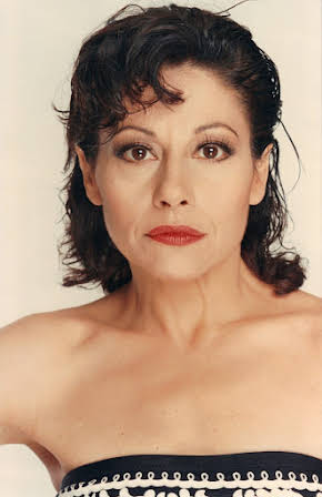 Eleni Anousaki as Lola