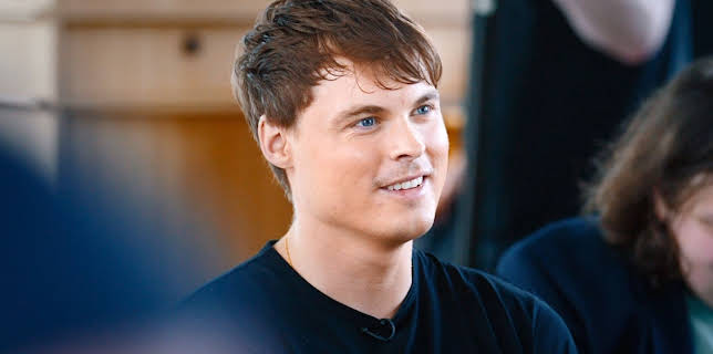 12:10: A-laget: Gustav Magnar Witzøe | NRK 1 | 11/2 2025