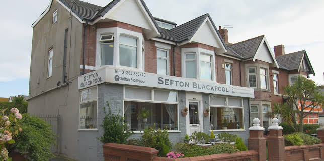 6:15 PM: Four in a Bed | More 4 | 12/21 2025