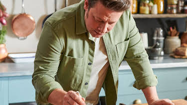 17:05: Jamie’s One Pan Wonders (S1 E8) (S1) | TV8 | 4/12 2026