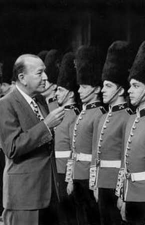 Noël Coward as Hawthorne