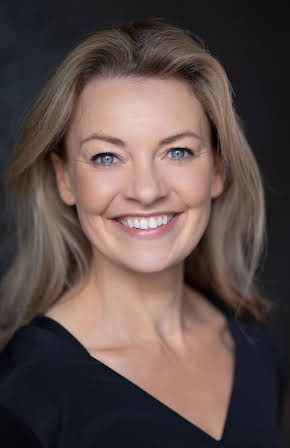 Lorna Quinn as Reporter