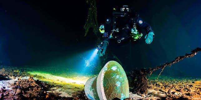 9:00 PM: Drain the Oceans (S6 E5) (S6) | 5 Select | 12/9 2025