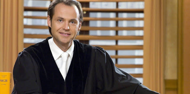 03:50: Richterin Barbara Salesch | Sat1 Gold | 11/30 2025