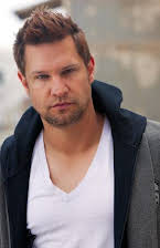 Dylan Vox som Director