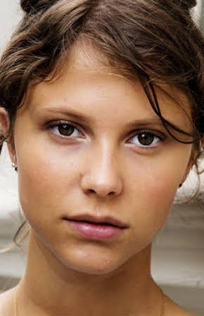 Eili Harboe as 