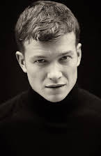 Edward Speleers como 