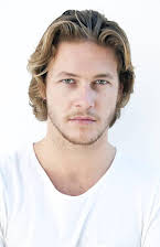 Luke Bracey como 