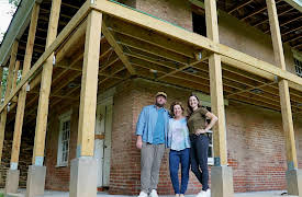 Two's Company Design, Season 1: Brick Farmhouse in the Country