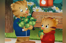 Daniel Tiger's Neighborhood en Español: Volume 1: Día de Recolección de Fruta / Daniel Ya es Grande para Ayudar a Papá