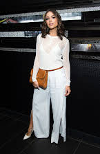 Olivia Culpo como Raven-Haired Beauty