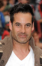 Adrian Pasdar como 