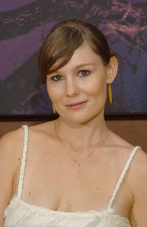 Liz Stauber as Leslie