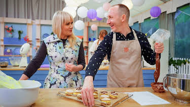 19:45: Bakemesterskapet: Bursdagsrøre – del 1 | NRK Tegnspraak | 4/6 2026