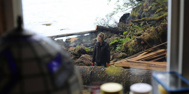 10:00 PM: Lawless Island | Nat Geo Wild | 12/9 2025