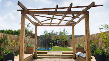 5:00 PM: DIY SOS (S31 E3) (S31) | W | 12/22 2025