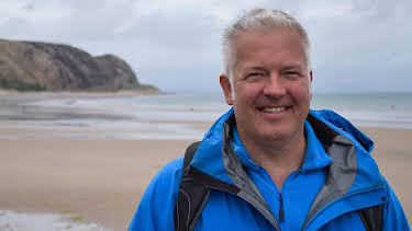 2:00 PM: Weatherman Walking | BBC One Wales | 4/4 2026