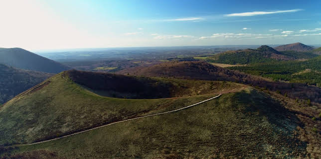 07:45: Frankreichs Feuerberge - Die schlafende Gefahr | ZDFinfo | 11/27 2025