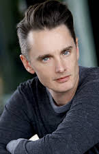 Dickie Beau como Kenny Everett