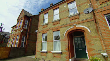 19:00: Boligjakten UK (S27 E12) (S27) | TV6 | 3/29 2026