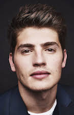 Gregg Sulkin som 