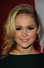 Cassi Thomson som Chloe Steele