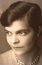 Dorothy Adams como Hannassey Woman