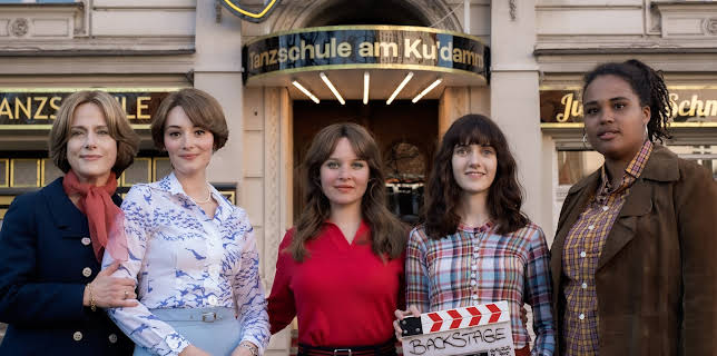 00:50: Backstage - Ku’damm 77 | ZDF | 1/15 2026