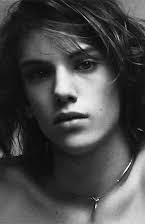 Jamie Campbell Bower como 