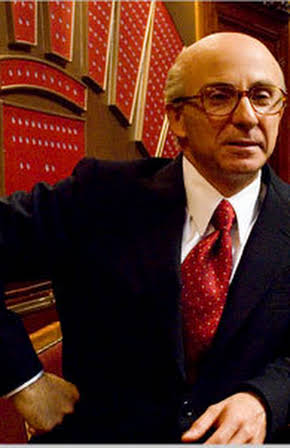 Carlo Buccirosso as Lello Cava