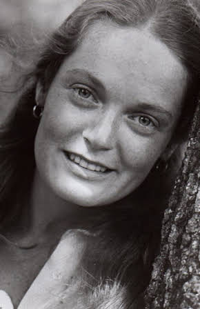 Elizabeth Hartman as 