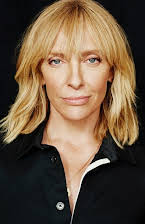 Toni Collette;John Corbett;Rosemarie DeWitt;Keir Gilchrist;Brie Larson som Fiona Brewer