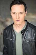 Adam Jennings som Martian