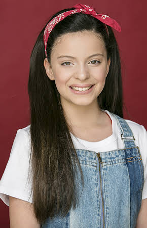Victoria Tomazelli as 