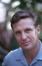 Robert Stack como Owen Pentecost