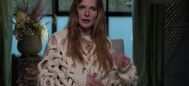 Rebecca Ferguson talar svengelska om nya serien "Silo" på Apple Tv+