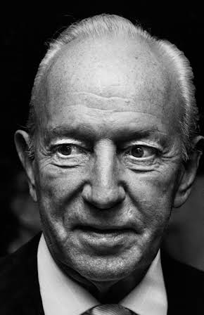 Lloyd Nolan as 