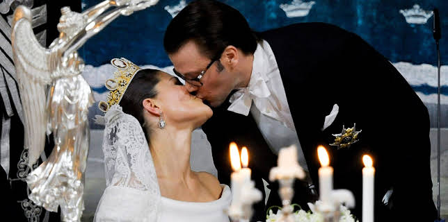 02:05: ZDFroyal: Plötzlich Majestät - Hochzeit und Verwandlung | ZDF | 2/5 2026