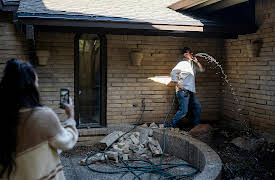 Fixer Upper: The Lakehouse, Season 1: Midcentury Modern Reimagined