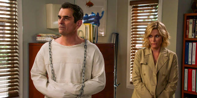 4:30 PM: Modern Family | E4 | 1/27 2026