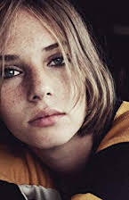 Maya Hawke som 