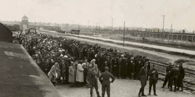 17:25: Ein Tag in Auschwitz | ZDFinfo | 11/23 2025