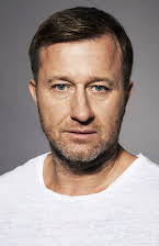 Mark Harris como Frank Baskin