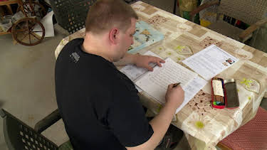 21:45: Der Kampf mit den Buchstaben - Analphabetismus | ARD Alpha | 9/8 2026